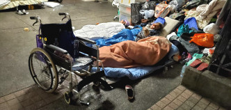 在深水埗通州街公園一些露宿市民在紙皮上睡覺。
