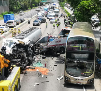 运油车粉岭公路撞拖车。