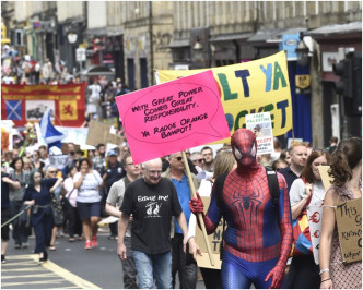在愛丁堡約一萬名民眾上街抗議。 AP