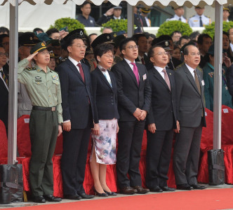 行政长官林郑月娥（左三）等官员出席。