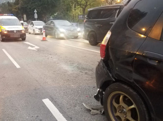 另一輛黑色私家車則被撞至車尾配件脫落。