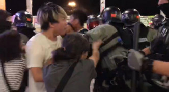 防暴警察與人群爆發肢體衝突。網上截圖