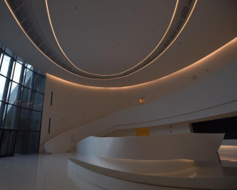 中心採用曲線設計，如流線型的外牆鋁片、螺旋形斜道、彎曲的牆身等象徵音律的高低起伏。