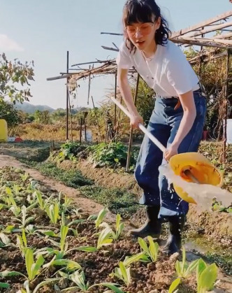 網民指袁澧林的淋水動作有板有眼，看起來很專業。