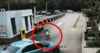 女童在馬路上踩單車幸好無發生意外。網圖