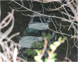 白色吉普車翻落50米下山坡全車損毀。蔡楚輝攝