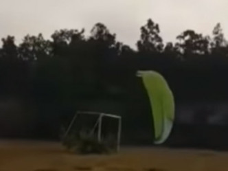起飞约10秒，滑翔伞便急堕落地。 网图