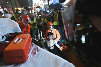 救护员接报到示威地点提供服务。资料图片