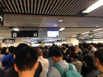 金鐘站都迫滿人。‎突發事故報料區網民Meling Lam‎ 圖片