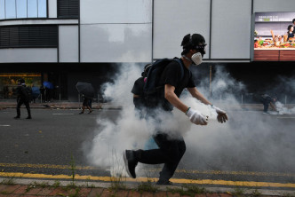 警方發射催淚彈驅散示威者