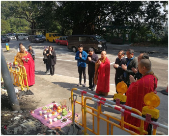 数名新界地区人士带同3名僧人到现场诵经为死者超渡。