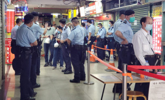 警員巡查重慶大廈。
