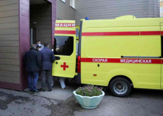 納瓦爾尼由救護車送往機場準備到德國接受治療。AP
