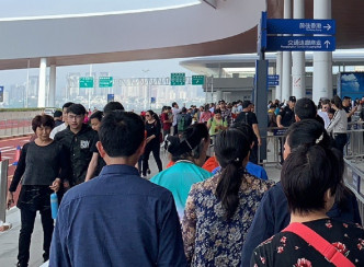 珠海口岸有过百旅客排队等候入大楼。网上图片