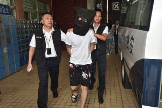 在內地落網的其中一名香港疑犯，由深圳公安準備移交香港警方。