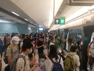 月台一度逼滿大批候車乘客。