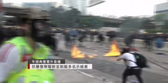 示威者投掷汽油弹。有线新闻截图
