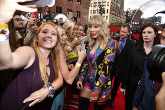 Taylor Swift知道歌迷有幸難，即刻伸出援手。