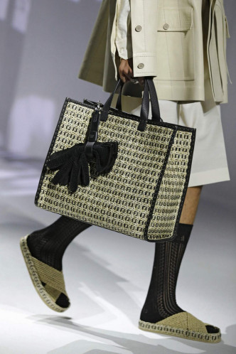 Tote Bag用上织皮编织而成的招牌FF Logo袋身，低调又彰显品牌工艺/$xxxxx/Fendi、Raffia Flats/$6,500/Fendi。