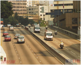 警方押解季炳雄的車隊。資料圖片