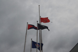 五支旗杆國旗被拆下。
