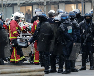 当局首次在巴黎部署军队支援防暴警察。AP