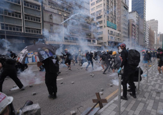 警方多次發射催淚彈及橡膠子彈驅散示威者