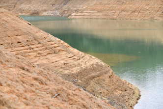 石梨貝水塘露出原本被水淹沒的泥土。