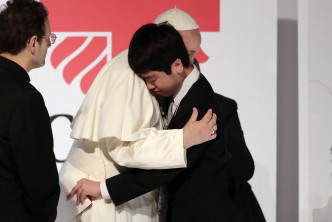 教宗与日本311地震及核事故灾民会面。 AP图