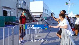 坤哥与与周奕玮访问赛艇选手洪咏甄后，被网民质疑欠专业。