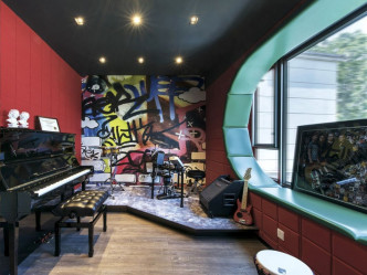 戶主在家中打造音樂工作室，內設有多組樂器，如鋼琴、鼓及吉他。