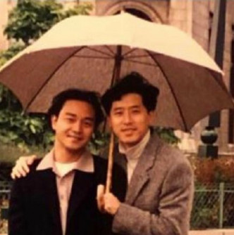 去年张国荣忌辰，唐鹤德分享为哥哥撑伞的旧照。