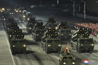北韓再次舉行夜間閱兵儀式。朝中社/ap