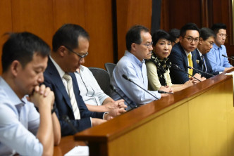 22名民主派立法会议员发表声明，形容「占中九子」案的审讯属政治审判。