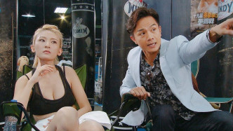 劇集《特技人》中，李君妍(左)飾演的𡃁模勁騷事業線。