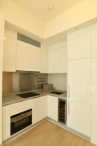  厨房为开放式设计，设有簇新的嵌入式厨具及家电。