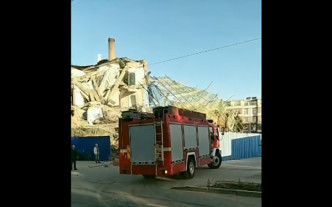 吉林一農村銀行辦公樓倒塌，消防員到場營救。網圖