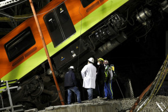 多節車廂出軌墜下，部分乘客被困，橋下多架汽車被壓住。AP圖片