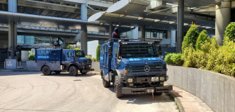 銳武裝甲車泊於客運大樓對開巴士總站。