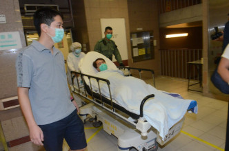 許智峯（左）曾到醫院了解情況。