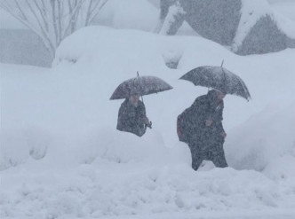 日本海沿岸地区带来暴雪。网上图片