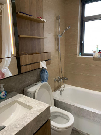 浴室造有镜柜及层架，置物空间大增。