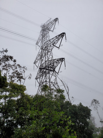 現場其中一個電塔。 梁國峰攝