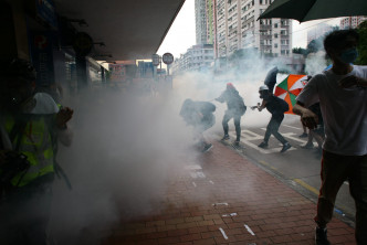 元朗大马路警方持续施放催泪烟驱散示威者