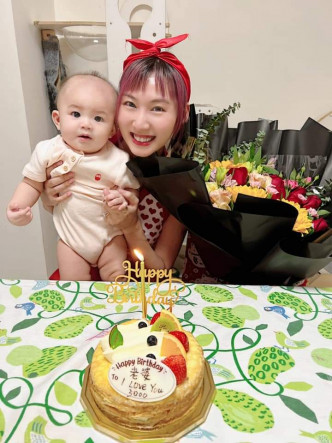开心生日
上月有BB陪住过40岁生日嘅庄韵澄超级开心，老公仲送上靓花。
