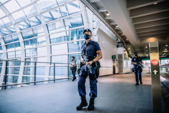 機場特警組和鐵路應變部隊首次於港鐵機場站及博覽館站共同巡邏。香港警察fb圖片