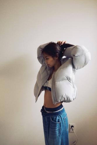 韓國女團Blackpink成員Jennie演繹全新的2 In 1 Down Puffer Jacket/$2,990，採用再生聚酯製作，配搭可拆式的拉鏈衣袖變作背心外套穿着。(Calvin Klein)
