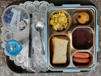 早餐包括麵包、雞蛋、香腸、酸奶、蛋糕等，餐具均真空密封。張言天攝