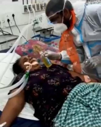 印度重症新冠肺炎患者被政黨人員灌牛尿。影片截圖