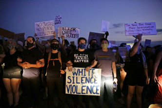 事件再度触发大规模反种族主义示威。AP